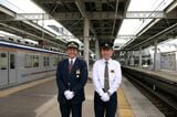 泉佐野駅長の松尾憲明さん（左）と運輸車両部主任の上田宙史さん（記者撮影）