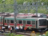 衝突・脱線した東急田園都市線の車両を調査する運輸安全委員会の調査官ら＝2025年10月6日（記者撮影）