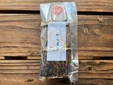 あくまきを作って販売しているときも。あくまきは鹿児島県を中心に南九州地方で食べられる伝統的な餅菓子。もち米を一晩灰汁（あく）に浸し、竹の皮で包んで煮込んで作られる（筆者撮影）