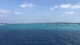 伊平屋島と沖縄本島を結ぶ航路から望む古宇利大橋（筆者撮影）
