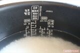 お米をとぎ、低糖質のラインに合わせて水を入れる。低糖質モードで炊飯スタート（写真：週刊女性PRIME）