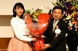 三陸鉄道の中村社長（右）と記念式典にゲストとして登場した女優ののんさん=2019年3月23日(記者撮影)