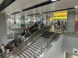 改札階とホームを結ぶ階段とエスカレーター（筆者撮影）