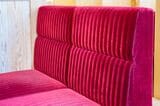 コメダ珈琲店のトレードマーク、赤いベルベットが特徴的なソファー席（筆者撮影）