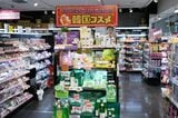 プチプラで人気を集める「韓国コスメ」の売り場を広げるドラッグストアが増えている（撮影：今祥雄）