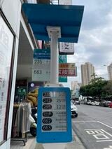 ソーラーパネルを利用した電子ペーパー式のバス停=台北市内（筆者撮影）
