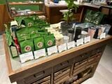 店内にはコーヒーやタンブラーなどの物販も（写真は麻布十番店、筆者撮影）
