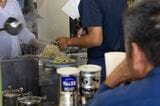 立ち上る湯気、香ばしい匂い。厨房を囲むL字カウンターは、まさにアリーナ席。作っているのを見ながら待つ時間は、幸せな空腹だ（筆者撮影）