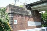 架道橋は場所によっては単線用のみ設置。複線構造の橋台はレンガ造りでレトロな雰囲気を醸し出している（筆者撮影）