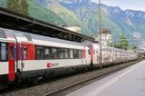 一般の客車（左）と組み合わせて使用されるスイスのIC2000型客車（撮影：橋爪智之）