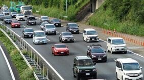 渋滞｢予想の3割減｣でも｢30km以上は4割増加｣お盆の高速道路で何が起きていたのか？