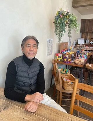 市川明（いちかわ・あきら）2021年9月から、不登校の父親向け「ぼちぼち・ちちの会」主催。 長男の不登校をきっかけに、不登校支援の活動を開始。 地元事業者の協力のもと、不登校向けイベントなどの企画運営も行う。写真の背景は毎週開催している駄菓子屋（写真：市川氏提供）