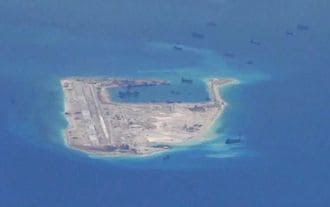 中国空軍､南シナ海で爆撃機の離発着訓練