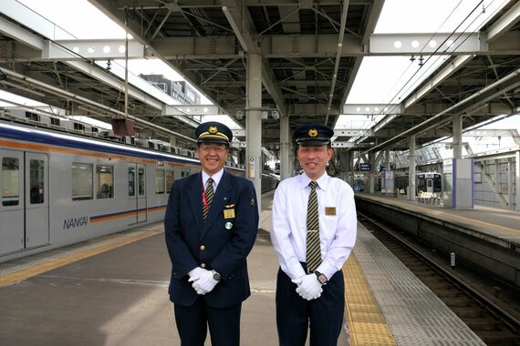 南海泉佐野ホーム 駅長と運輸車両部主任