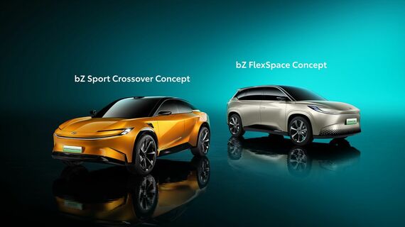 上海国際モーターショーで発表した2台は、2026年までに発売予定のBEV10モデルの内の2モデルとして2024年に導入するという（写真：トヨタ自動車）