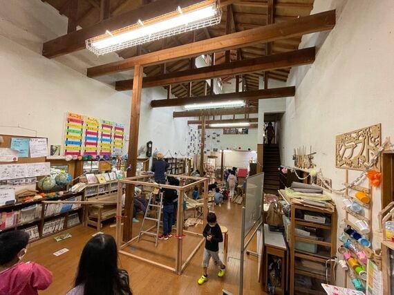 「きのくに子どもの村学園」工務店クラスの生徒たちが観察小屋を作っている