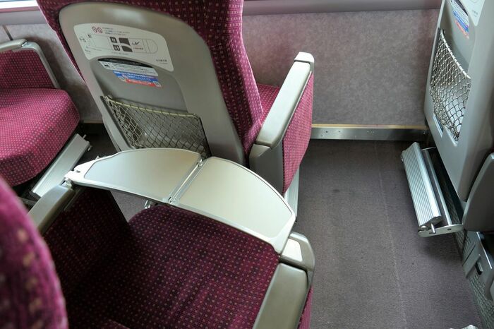 テーブルは回転時にぶつからない形状となっている