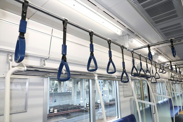 吊り革は高さの低いタイプも配置している