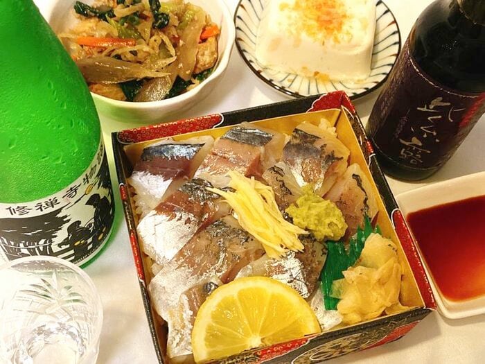 筆者が作った「あじ寿司」。地酒と共にいただきたい