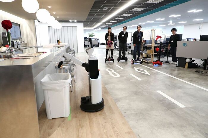 ロボットが空のペットボトルをゴミ箱に捨てる技も披露