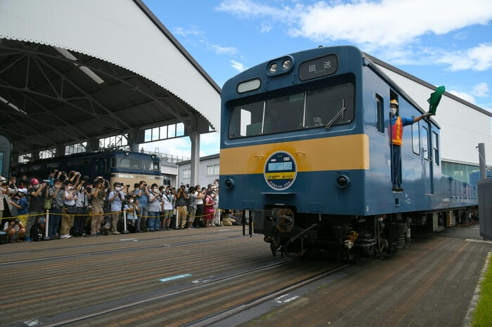 京都鉄道博物館に搬入されるクル144とクモル145