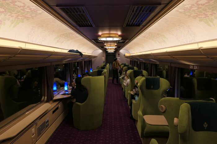 あをによし夜間運行の車内