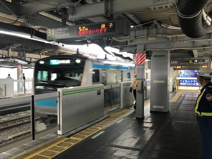 山手線ホームに「京浜東北線　磯子」の行先が灯る