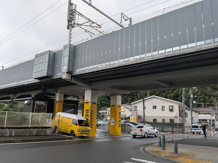 高架下に黄色い車