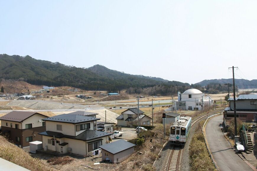 岩手船越駅付近を走る三陸鉄道。背後が鯨と海の科学館（筆者撮影）