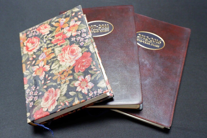 Mさんが志良堂さんに託した3冊の日記帳（筆者撮影）