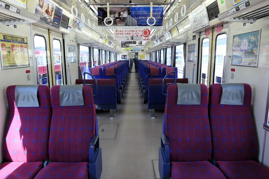 京急2100形の車内