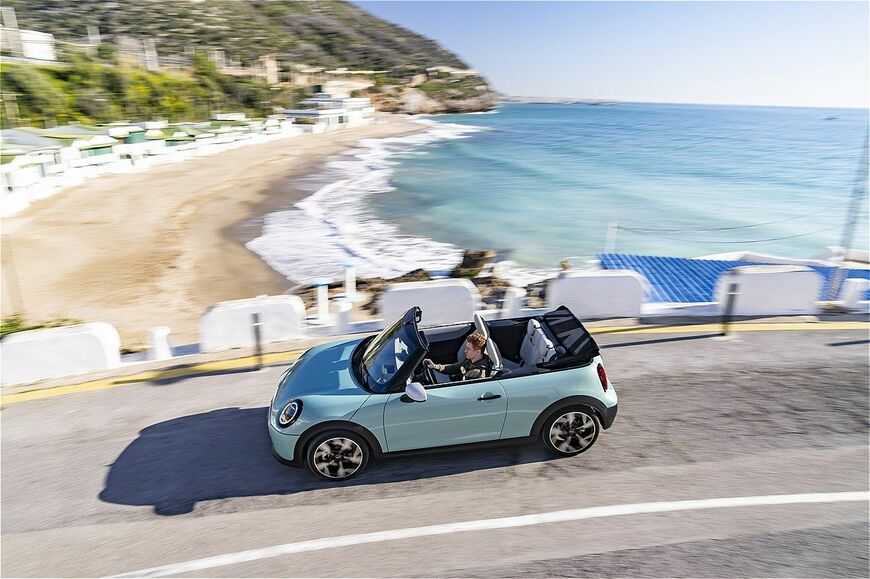 MINI（ミニ）の新型「ミニ・クーパー・コンバーチブルS」（写真：MINI）