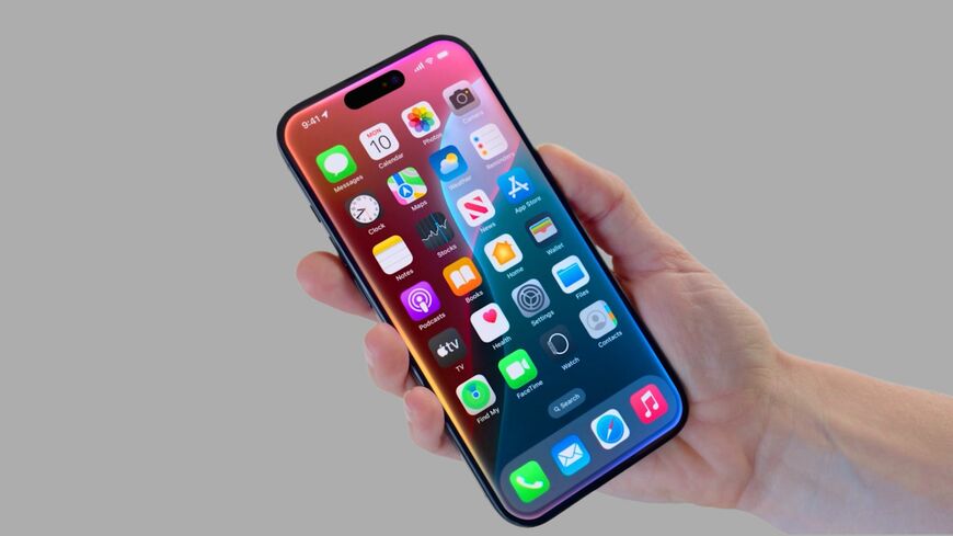 AIアシスタント、Siriが大幅にパワーアップする予定のiPhone。呼び出したときのエフェクトも画面の縁が虹色に光るなど派手になったが、それには理由が存在する（写真：アップル）