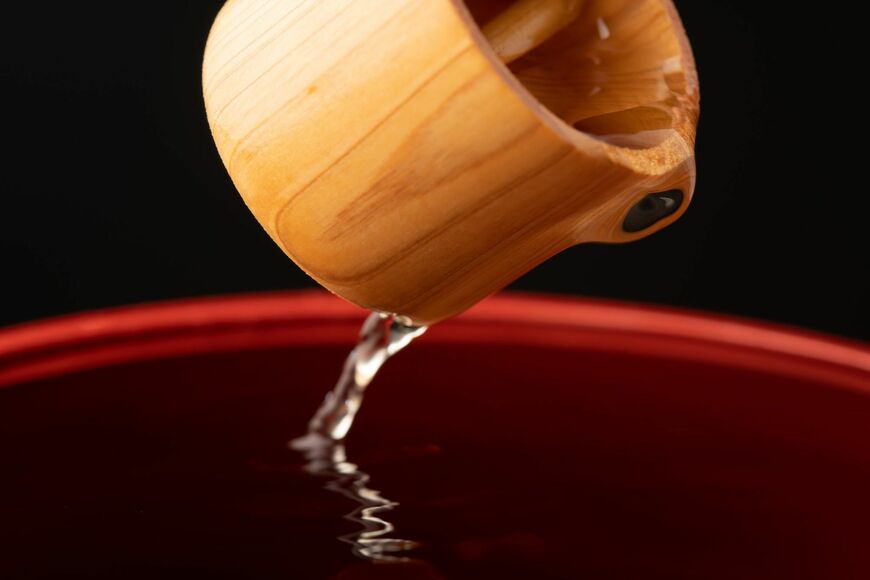 酢飯の味を大きく左右するのが「お酢」。「有機酸」や「アミノ酸」「糖類」などによって、複雑な味わい、風味が生まれ、それが「純米酢」のコク、おいしさを作り出す（写真はイメージです、写真：NOV／PIXTA）