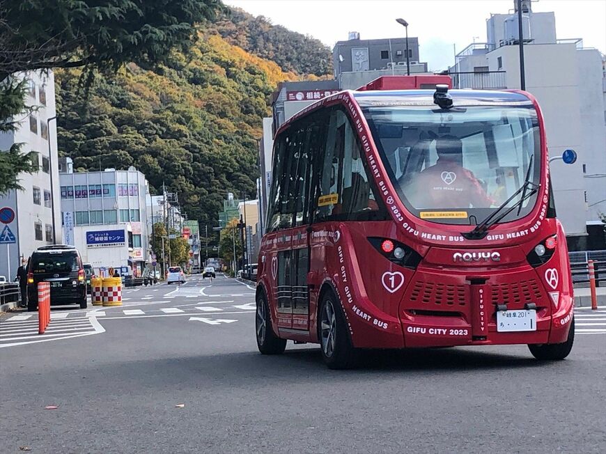 筆者が昨年、取材した岐阜市の自動運転バス「GIFU HEART BUS」（筆者撮影）