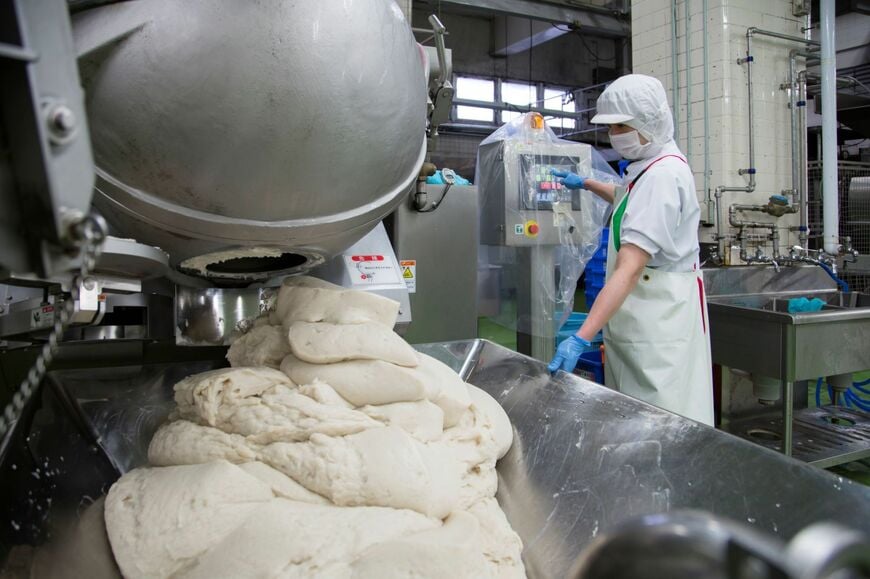 擂潰（らいかい）の様子もガラス越しに見学することができる（写真：鐘崎提供）