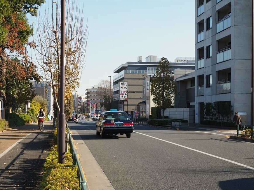 地下に線路を通す予定の「補助230号線」は整備が進んでいる（記者撮影）