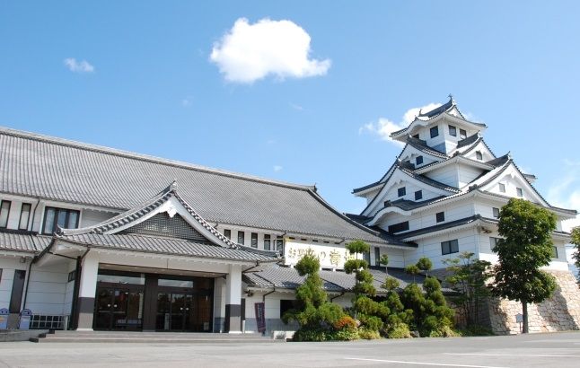 祖業の寿製菓は鳥取地盤の菓子メーカー。お菓子のテーマパーク「お菓子の壽城」も展開する（提供：寿スピリッツ）