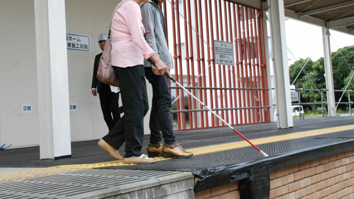 視覚障害者 駅ホーム転落事故 対策は万全か 経営 東洋経済オンライン 社会をよくする経済ニュース