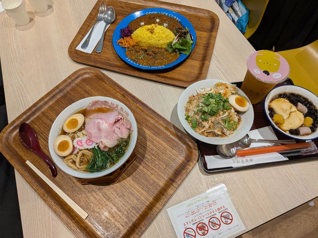 今回は府中在住の友人に周辺を案内してもらっていたので、食事も共に。そのため、いつもより食卓が豪華である。それぞれまったく毛色が異なるメニューを食べられるのもまた、フードコートの素晴らしさだ（筆者撮影）