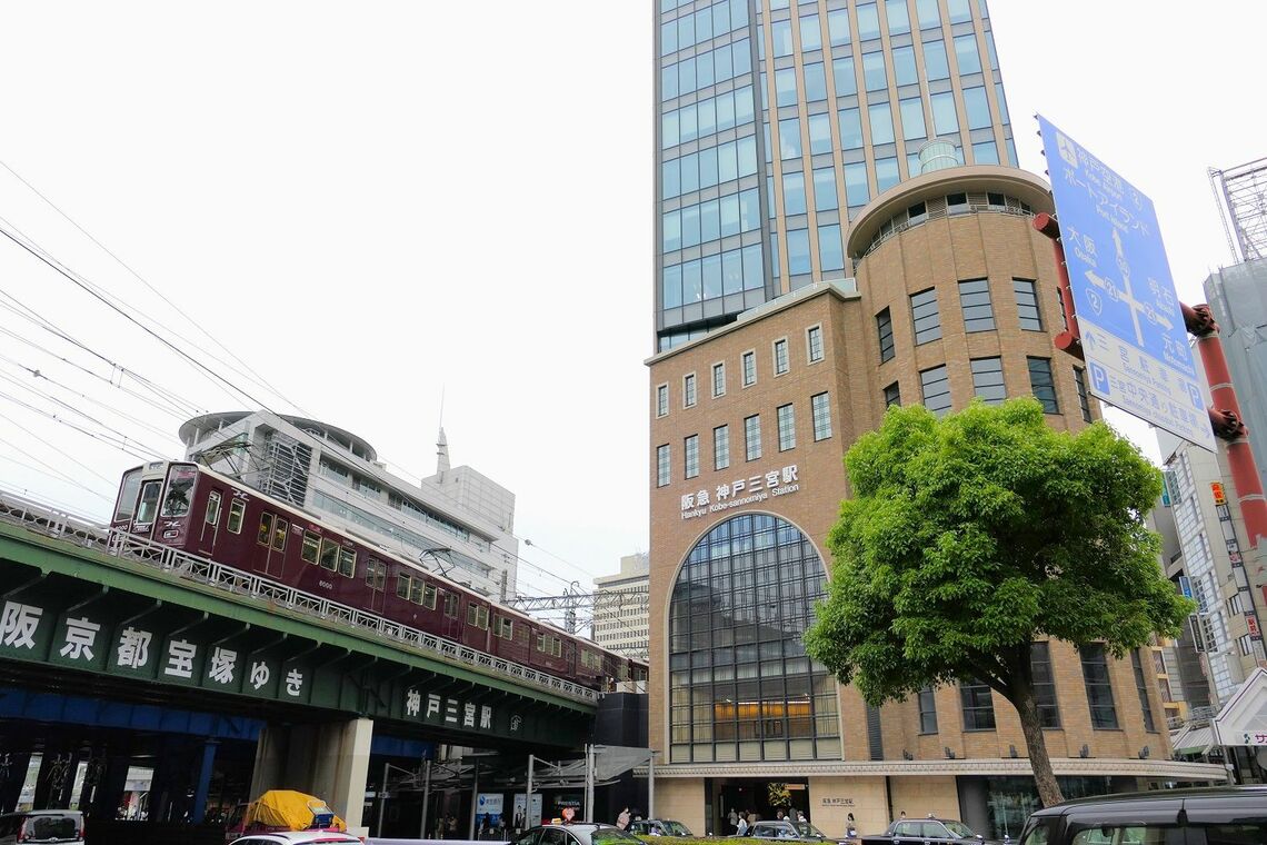 「神戸三宮阪急ビル」は阪急の駅と一体（記者撮影）