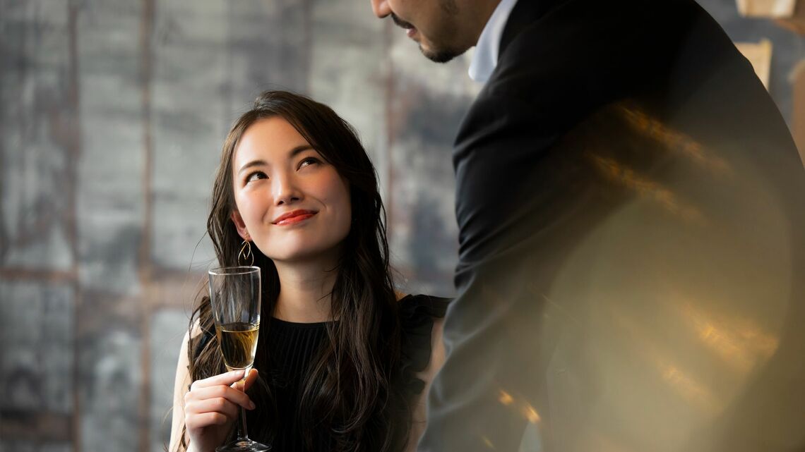 婚活での食事は男性がごちそうするものなのか、割り勘なのか――（写真：Ushico／PIXTA）