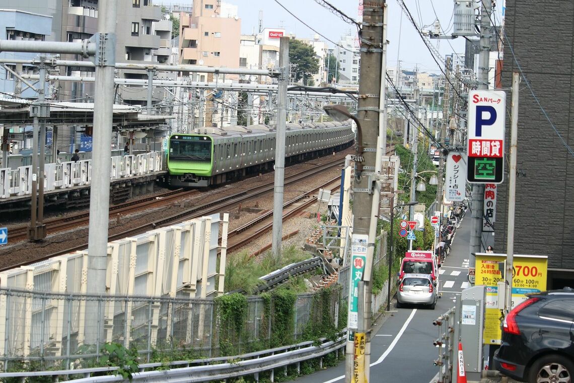 駒込駅東口側から見た谷田川の谷