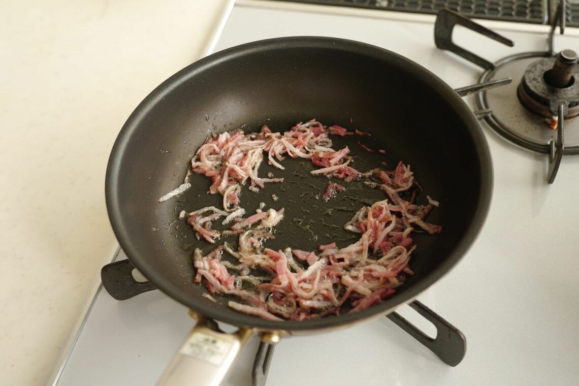 炒めたベーコン