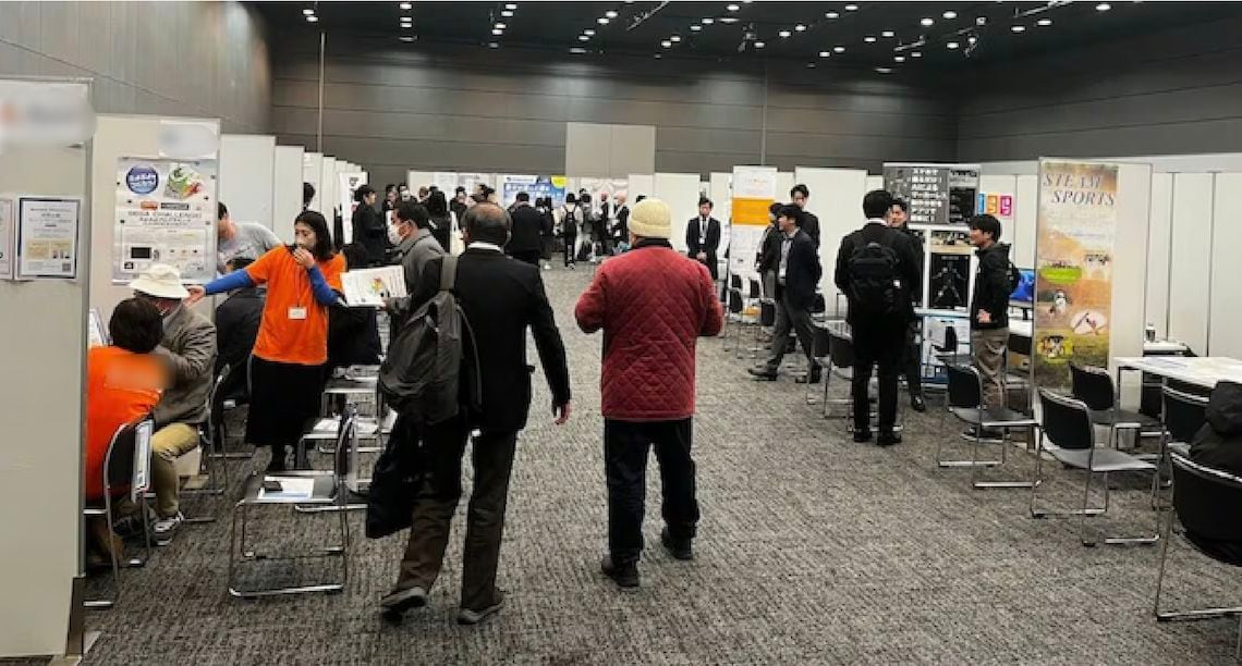 「探究・校務改革支援サービス体験会」では、事業者ごとのブースにおいて、実際の商品・サービスを体験することもできる（画像は、過去に開催された「学校活動支援サービス体験＆研修会」にて撮影）