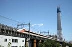 建設中の東京スカイツリーをバックに走るスペーシア