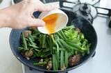 調味料とニラを加えるタイミング