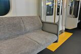 座席の生地もグレー系で車内デザインを統一している（撮影：大澤誠）