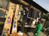 漁師の和則さんは、民宿「十和丸」も営む。楽君が宿の看板づくりを手伝っている様子（画像提供：片野田隆紀）