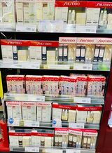 高単価な「セット販売」で外国人観光客のお土産需要を狙う（記者撮影）